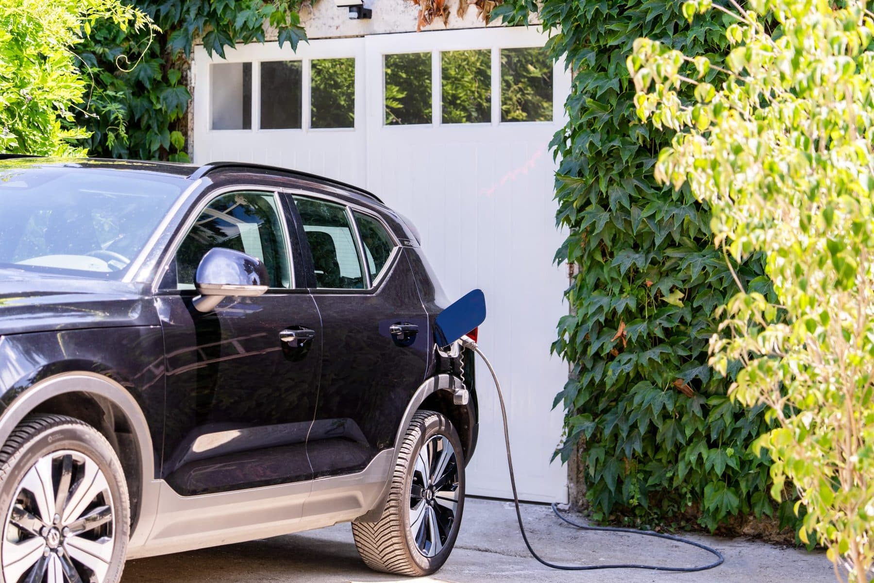 Voiture en charge sur la borne électrique du domaine