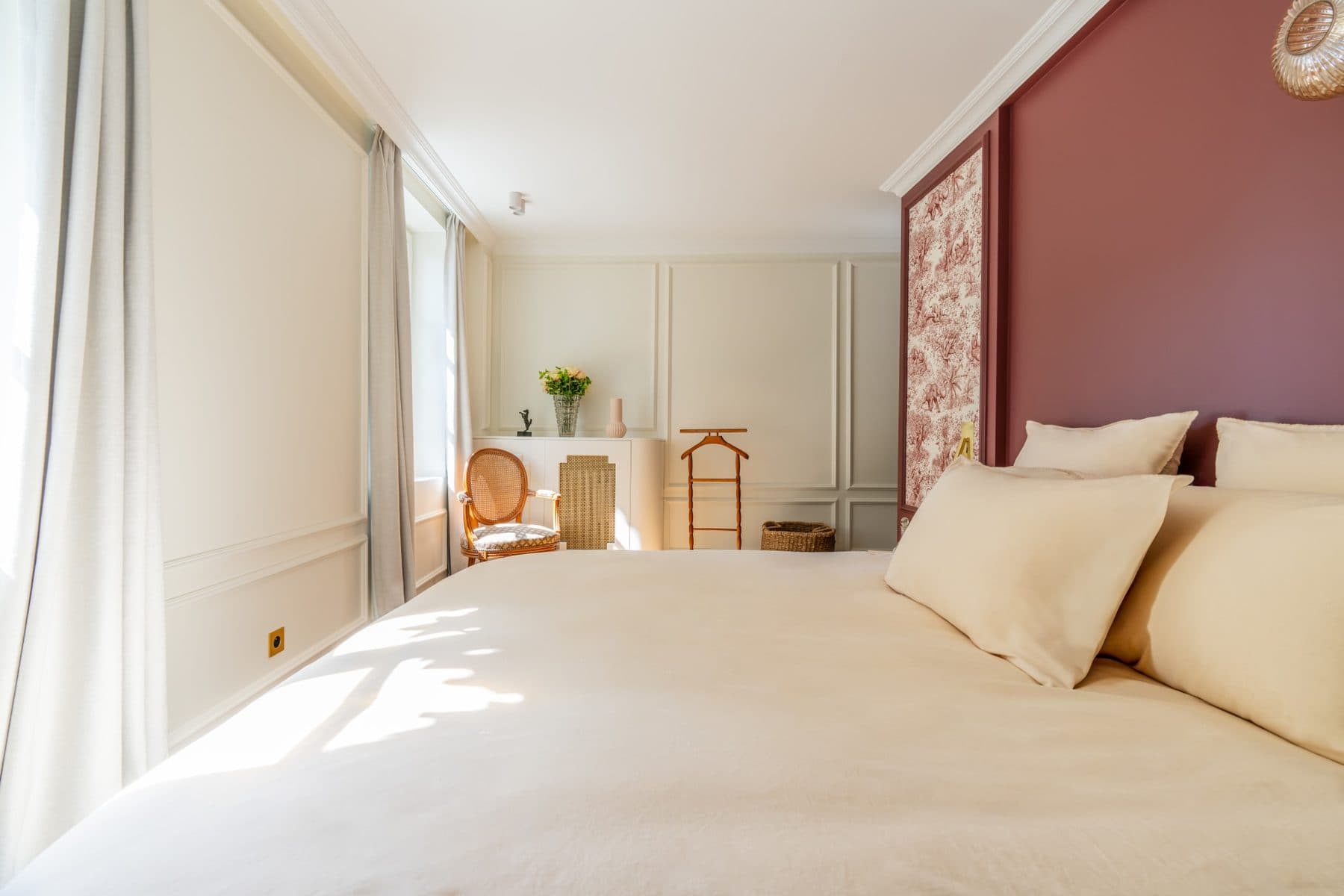Chambre aux tons rouges avec lit double