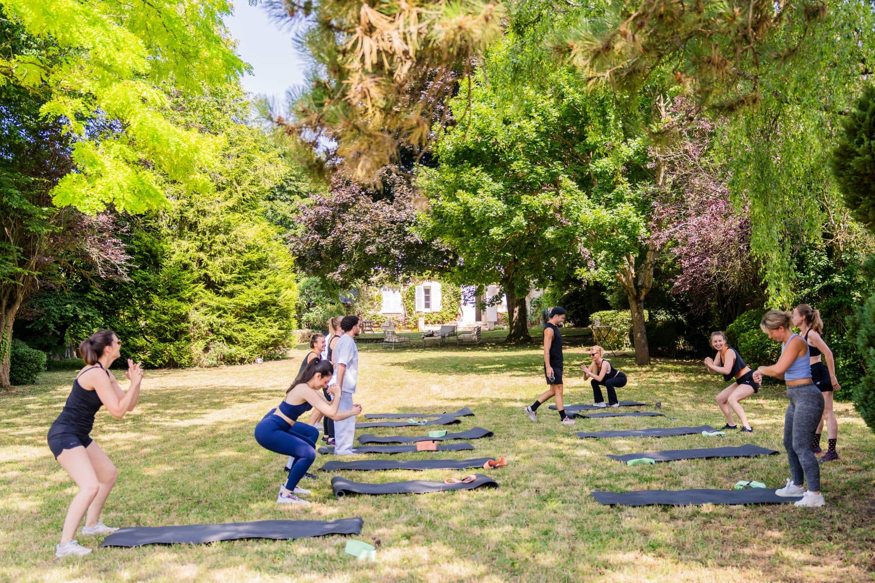 Cours de sport collectif dans le parc