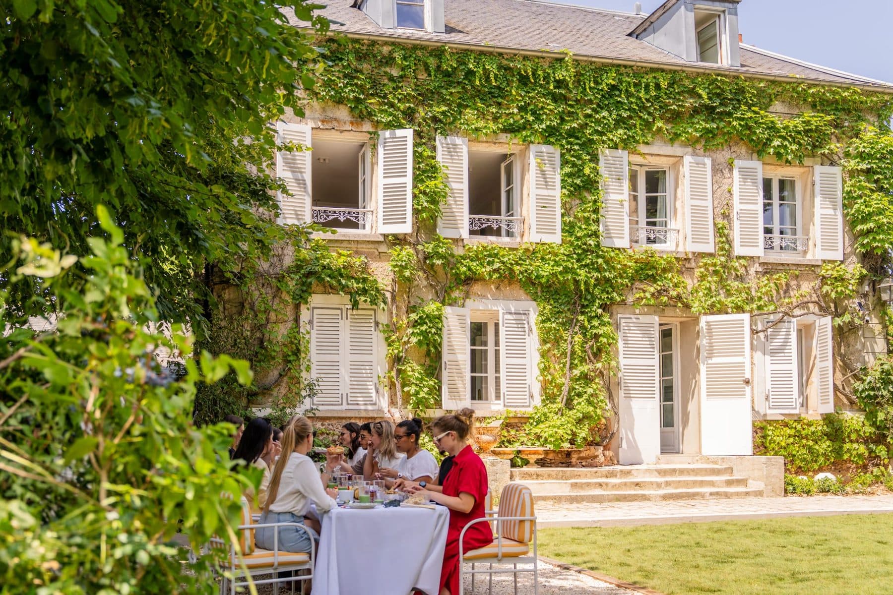 Réception dressée dans le parc devant la façade de la maison de maître