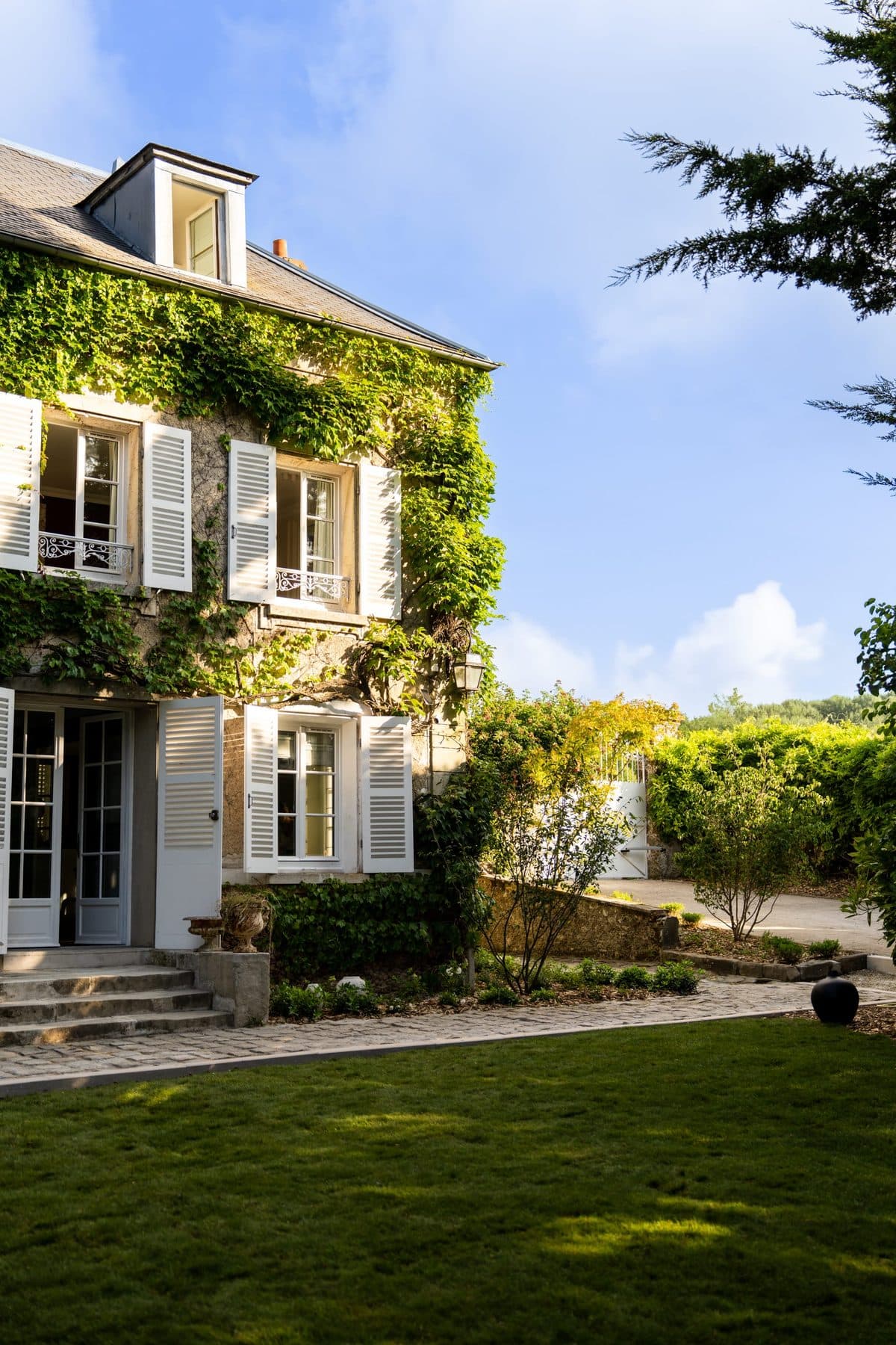 Façade de la maison de maître côté jardin, avec le grand cèdre du parc